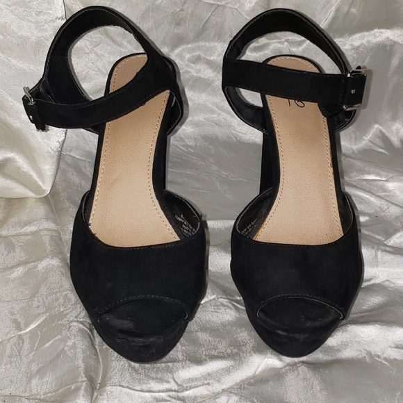 Suede black platform strap on heels - Picture 3 of 3